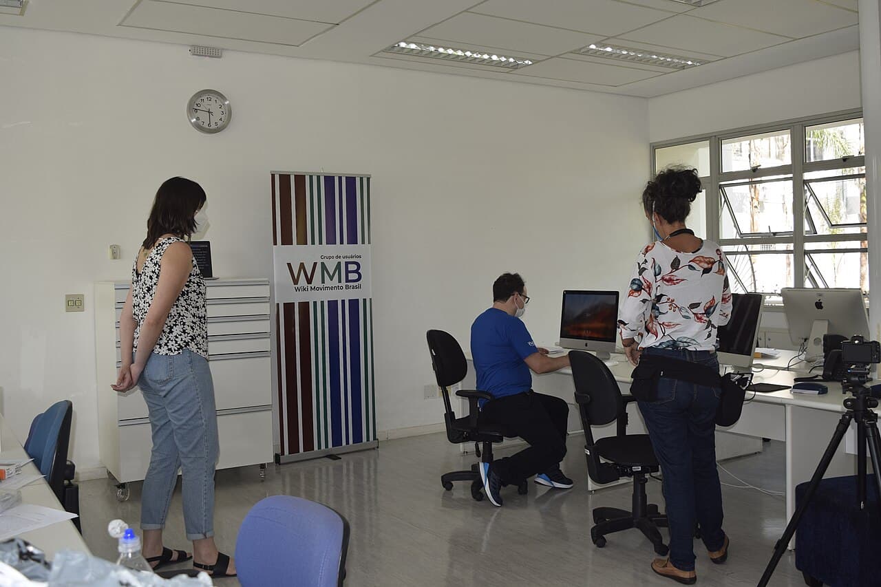 Topnotch Tech team discussing a client project